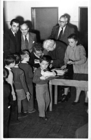 1954-12-Fiala_Franz-Schule-Geschenkverteilung